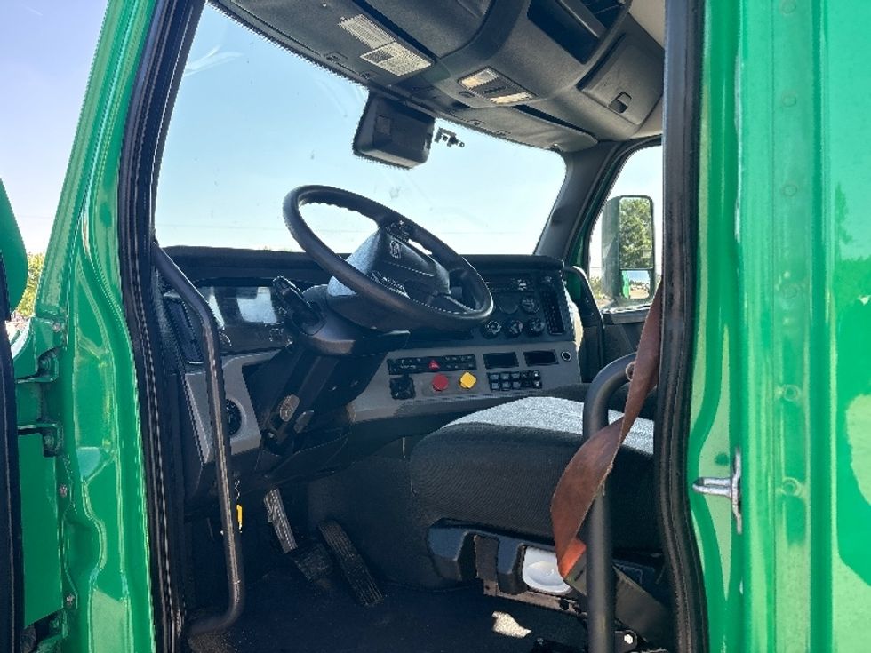 Day Cab Tractor-Heavy Duty Tractors-Freightliner-2021-T11664ST-Goldsboro-NC-60,949\n\t\tmiles-$ 77,250 - Image 9