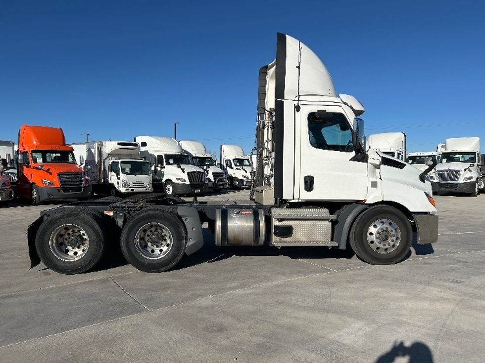 Day Cab Tractor-Heavy Duty Tractors-Freightliner-2021-T11664ST-Greeley-CO-398,448\n\t\tmiles-$ 58,750 - Image 8