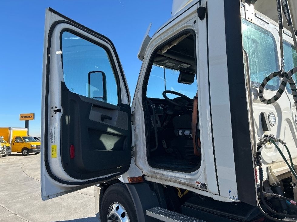 Day Cab Tractor-Heavy Duty Tractors-Freightliner-2021-T11664ST-Greeley-CO-398,448\n\t\tmiles-$ 58,750 - Image 9