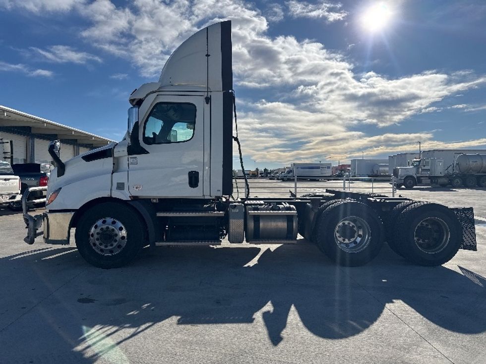 Day Cab Tractor-Heavy Duty Tractors-Freightliner-2021-T11664ST-Greeley-CO-557,093\n\t\tmiles-$ 42,500 - Image 4