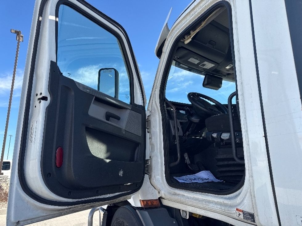Day Cab Tractor-Heavy Duty Tractors-Freightliner-2021-T11664ST-Greeley-CO-557,093\n\t\tmiles-$ 42,500 - Image 9