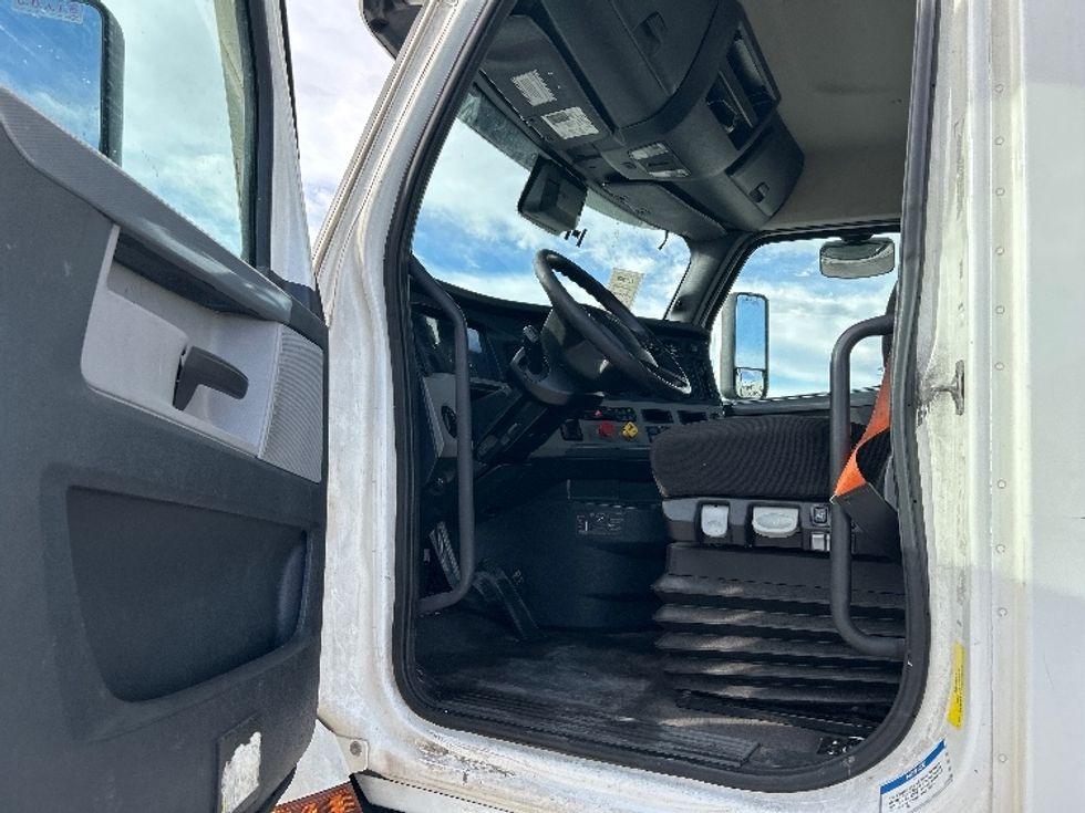 Day Cab Tractor-Heavy Duty Tractors-Freightliner-2021-T11664ST-Greeley-CO-630,106\n\t\tmiles-$ 34,500 - Image 9