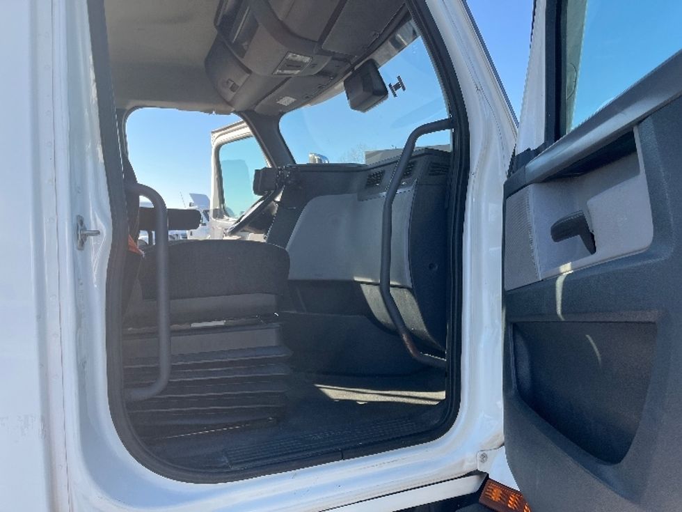 Day Cab Tractor-Heavy Duty Tractors-Freightliner-2021-T11664ST-Greensboro-NC-380,998\n\t\tmiles-$ 57,750 - Image 12