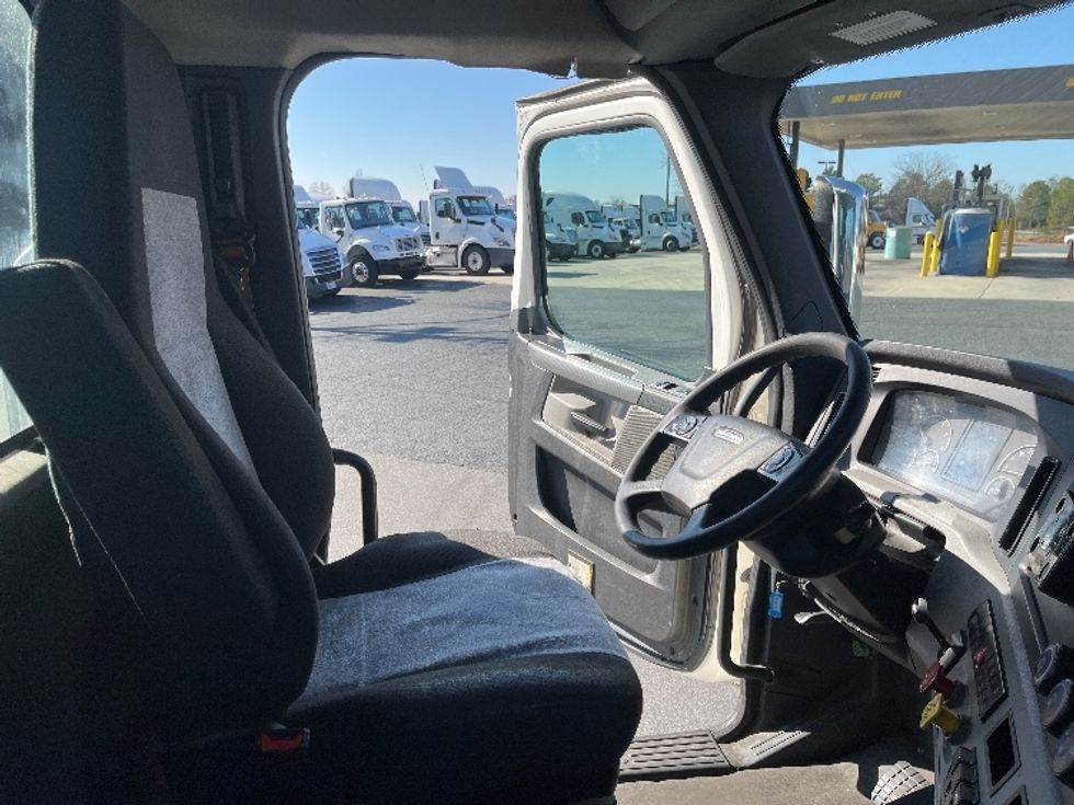 Day Cab Tractor-Heavy Duty Tractors-Freightliner-2021-T11664ST-Greensboro-NC-380,998\n\t\tmiles-$ 57,750 - Image 14