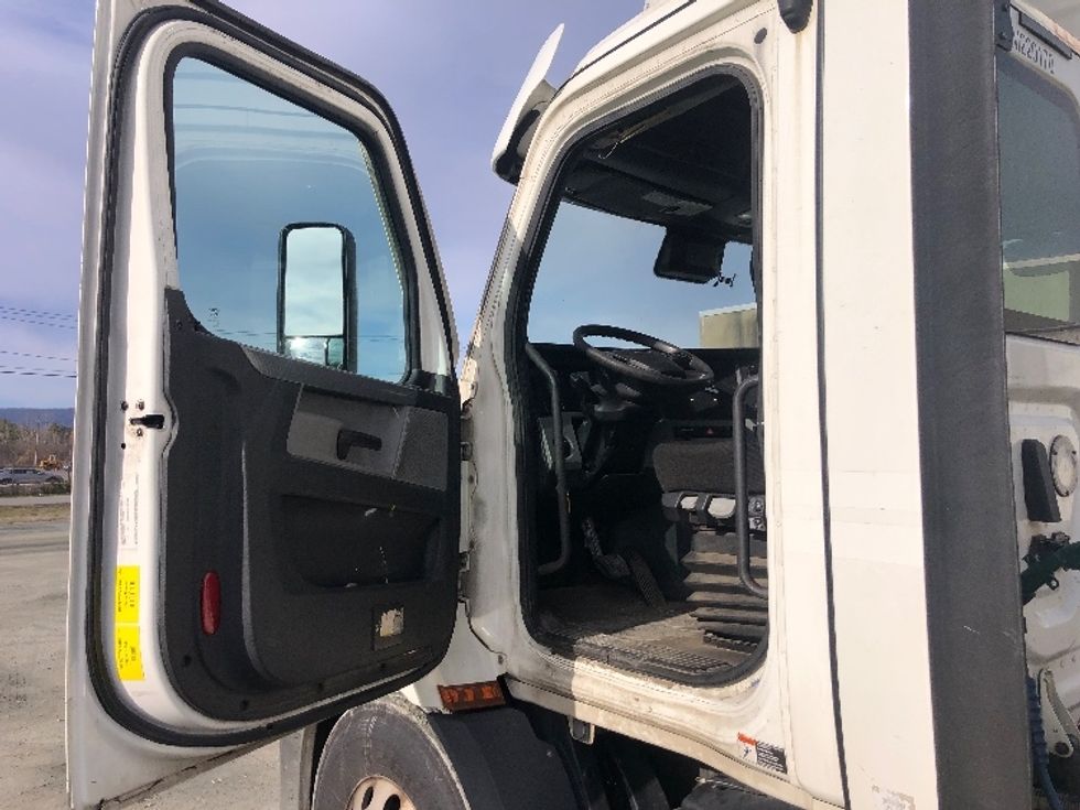 Day Cab Tractor-Heavy Duty Tractors-Freightliner-2021-T11664ST-Guilderland Center-NY-340,542\n\t\tmiles-$ 57,500 - Image 9