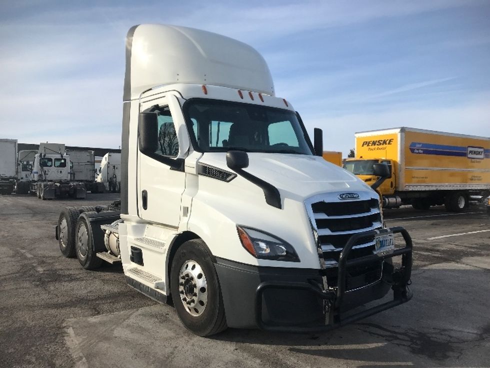 Day Cab Tractor-Heavy Duty Tractors-Freightliner-2021-T11664ST-Harrisburg-PA-588,562\n\t\tmiles-$ 33,500 - Image 1