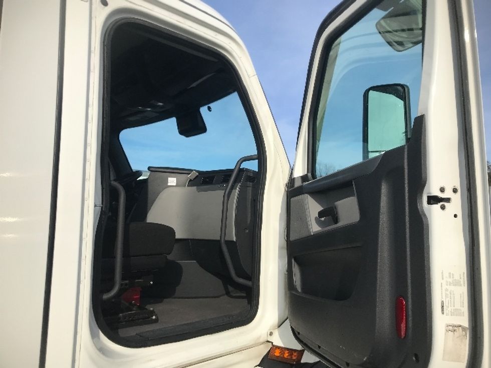 Day Cab Tractor-Heavy Duty Tractors-Freightliner-2021-T11664ST-Harrisburg-PA-588,562\n\t\tmiles-$ 33,500 - Image 12