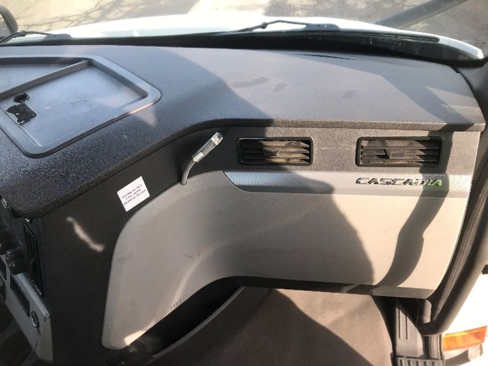 Day Cab Tractor-Heavy Duty Tractors-Freightliner-2021-T11664ST-Harrisburg-PA-588,562\n\t\tmiles-$ 33,500 - Image 13