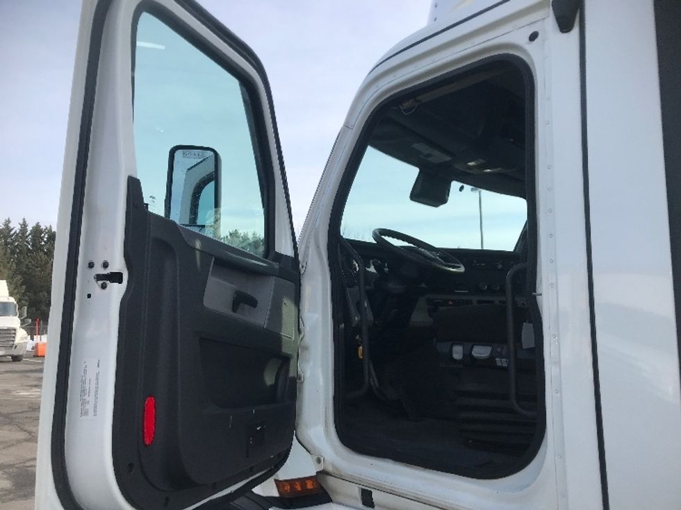 Day Cab Tractor-Heavy Duty Tractors-Freightliner-2021-T11664ST-Harrisburg-PA-588,562\n\t\tmiles-$ 33,500 - Image 9