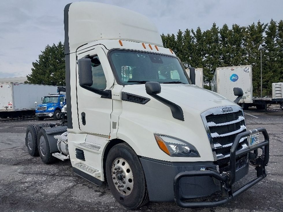 Day Cab Tractor-Heavy Duty Tractors-Freightliner-2021-T11664ST-Harrisburg-PA-604,124\n\t\tmiles-$ 33,000 - Image 1
