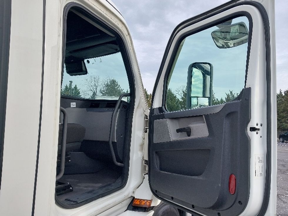 Day Cab Tractor-Heavy Duty Tractors-Freightliner-2021-T11664ST-Harrisburg-PA-604,124\n\t\tmiles-$ 33,000 - Image 12