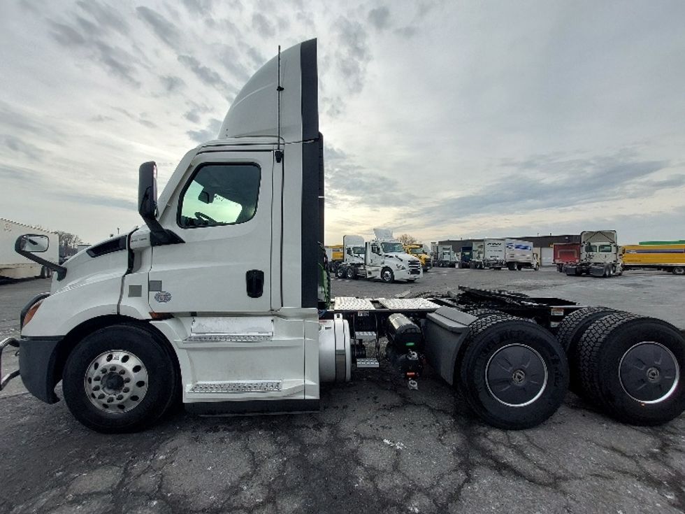 Day Cab Tractor-Heavy Duty Tractors-Freightliner-2021-T11664ST-Harrisburg-PA-604,124\n\t\tmiles-$ 33,000 - Image 4