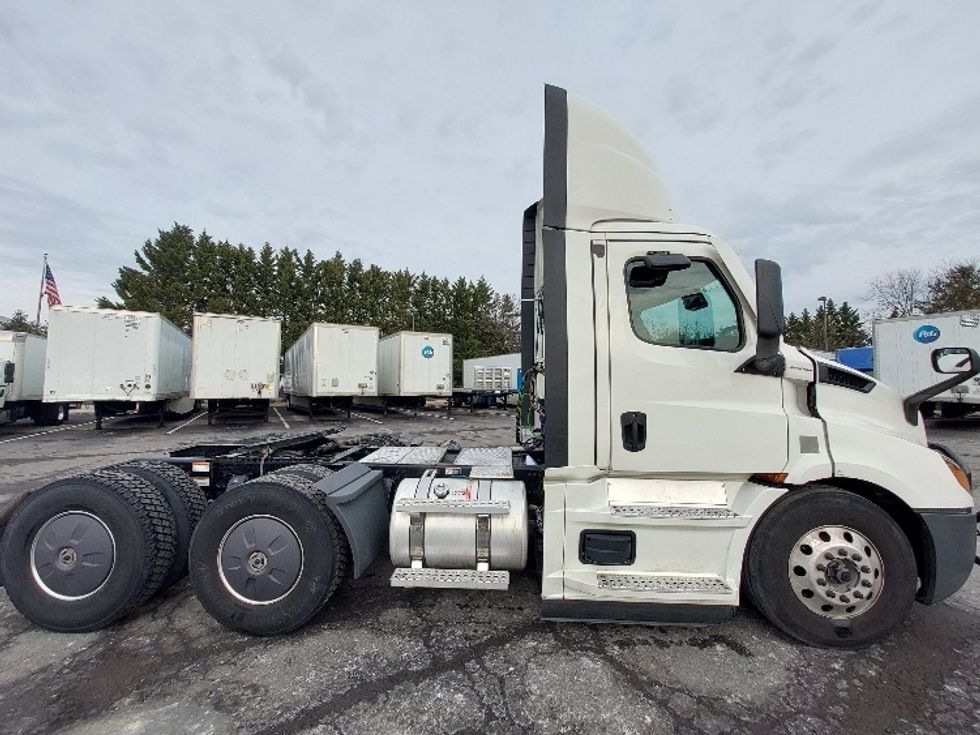 Day Cab Tractor-Heavy Duty Tractors-Freightliner-2021-T11664ST-Harrisburg-PA-604,124\n\t\tmiles-$ 33,000 - Image 8