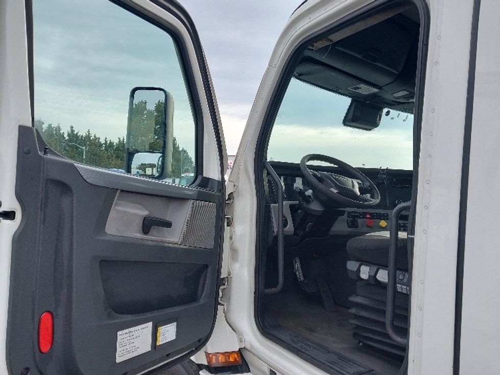 Day Cab Tractor-Heavy Duty Tractors-Freightliner-2021-T11664ST-Harrisburg-PA-604,124\n\t\tmiles-$ 33,000 - Image 9