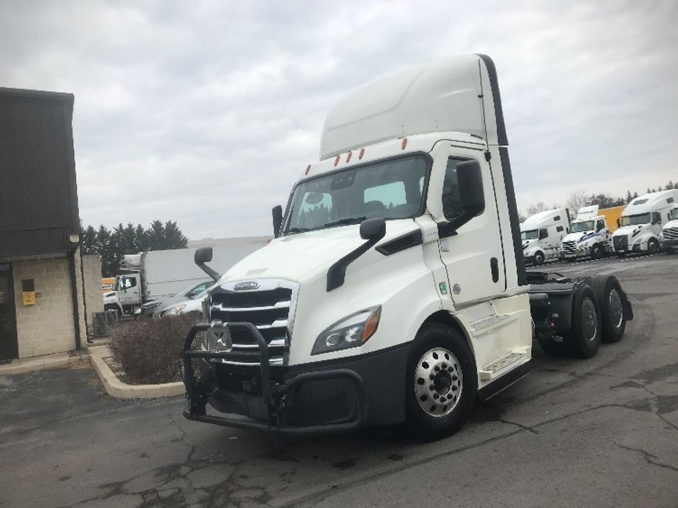 Day Cab Tractor-Heavy Duty Tractors-Freightliner-2021-T11664ST-Harrisburg-PA-671,575\n\t\tmiles-$ 27,750 - Image 1