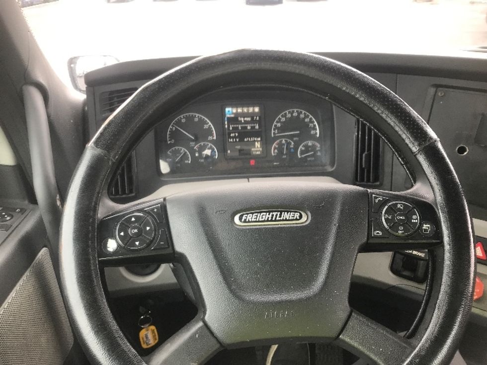 Day Cab Tractor-Heavy Duty Tractors-Freightliner-2021-T11664ST-Harrisburg-PA-671,575\n\t\tmiles-$ 27,750 - Image 10