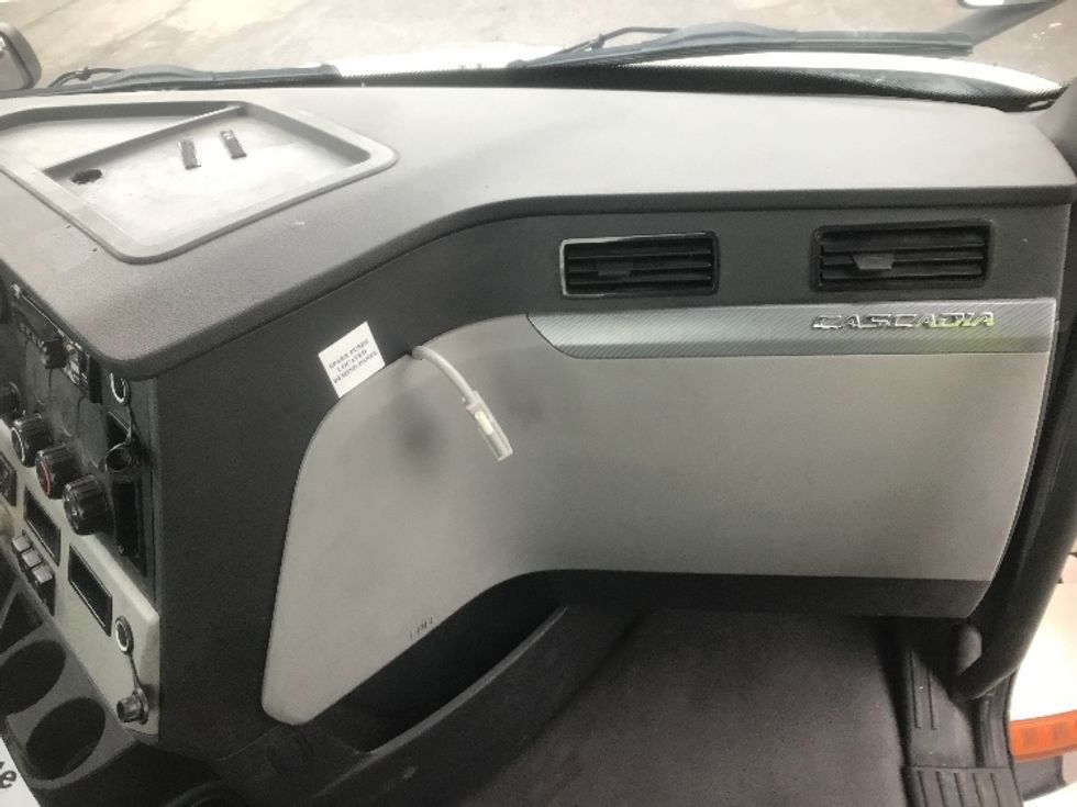 Day Cab Tractor-Heavy Duty Tractors-Freightliner-2021-T11664ST-Harrisburg-PA-671,575\n\t\tmiles-$ 27,750 - Image 13