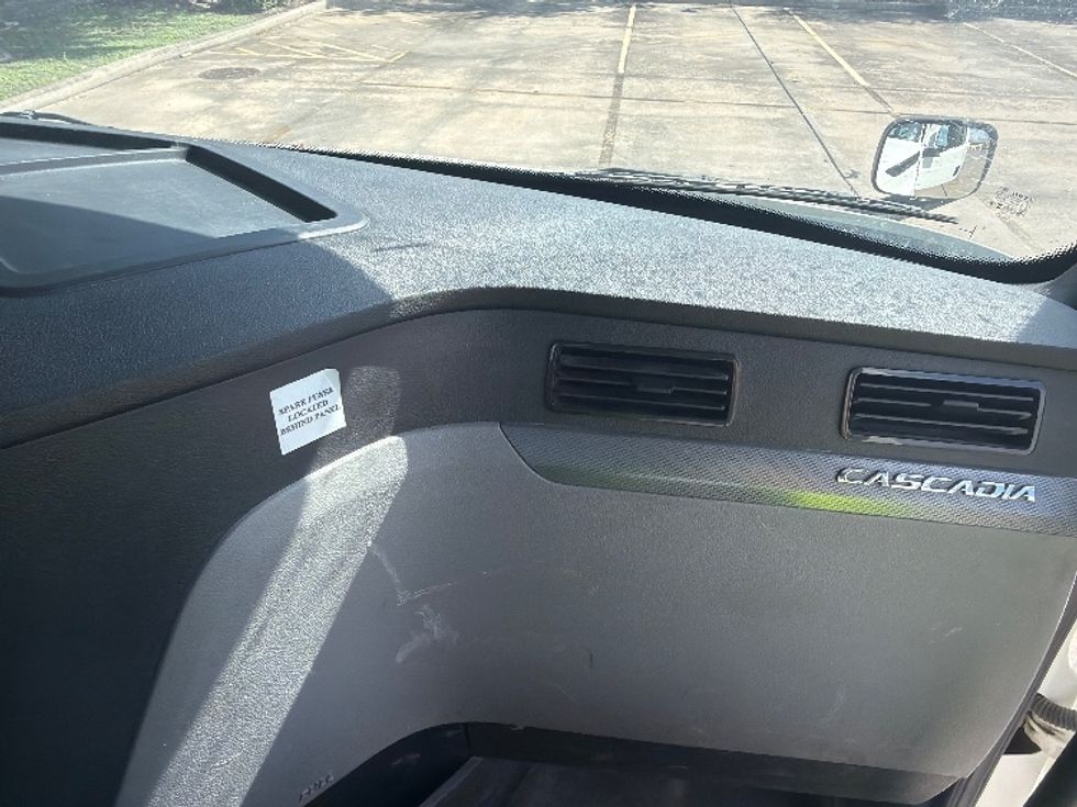 Day Cab Tractor-Heavy Duty Tractors-Freightliner-2021-T11664ST-Houston-TX-149,584\n\t\tmiles-$ 74,000 - Image 12