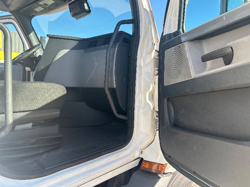 Day Cab Tractor-Heavy Duty Tractors-Freightliner-2021-T11664ST-Houston-TX-567,826\n\t\tmiles-$ 41,000 - Image 12