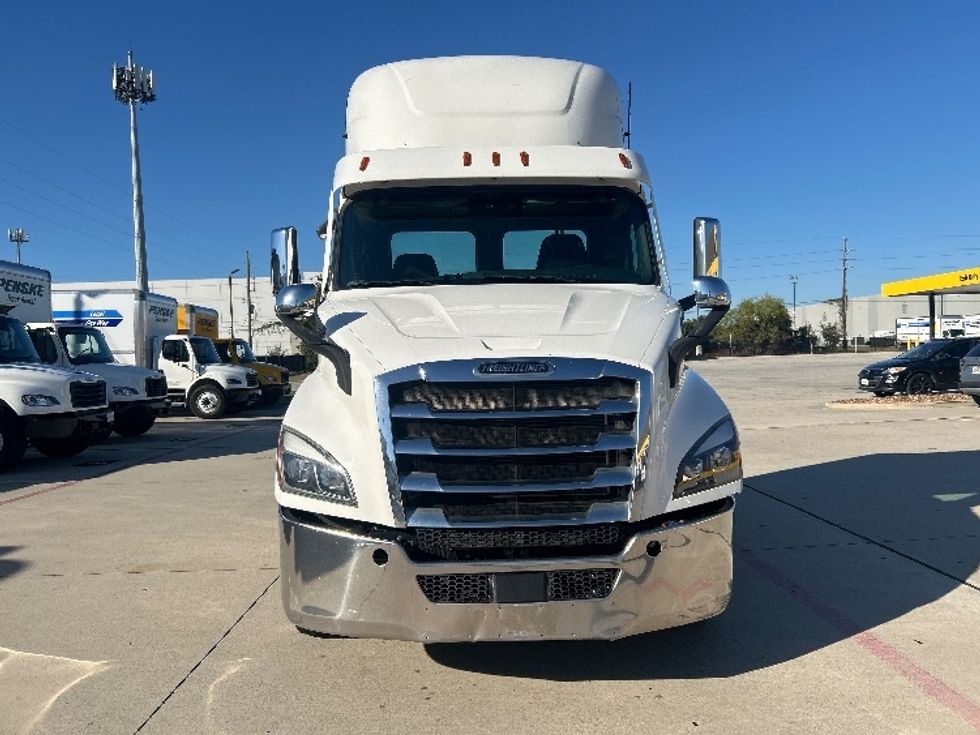 2021 Freightliner Cascadia 116" Day cab photo 2
