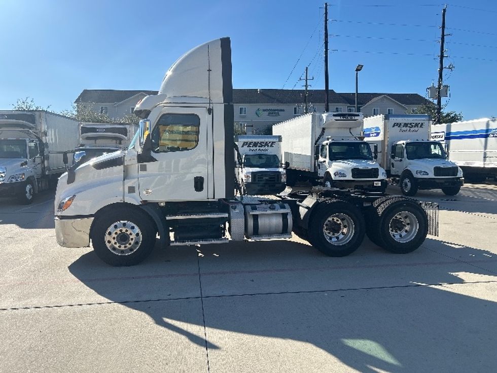 2021 Freightliner Cascadia 116" Day cab photo 4