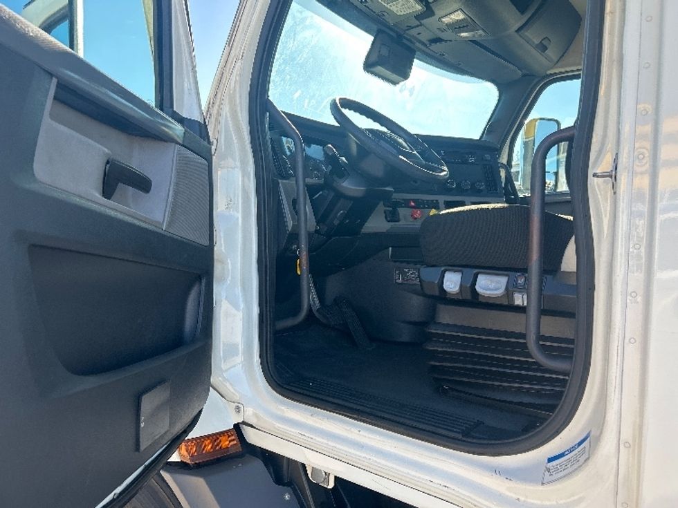 Day Cab Tractor-Heavy Duty Tractors-Freightliner-2021-T11664ST-Houston-TX-567,826\n\t\tmiles-$ 41,000 - Image 9