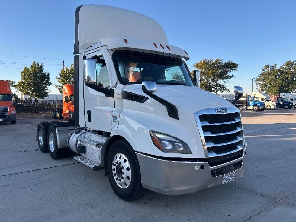 Day Cab Tractor-Heavy Duty Tractors-Freightliner-2021-T11664ST-Houston-TX-596,315\n\t\tmiles-$ 38,000 - Image 1