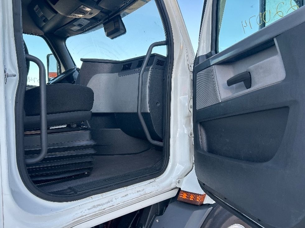 Day Cab Tractor-Heavy Duty Tractors-Freightliner-2021-T11664ST-Houston-TX-596,315\n\t\tmiles-$ 38,000 - Image 12