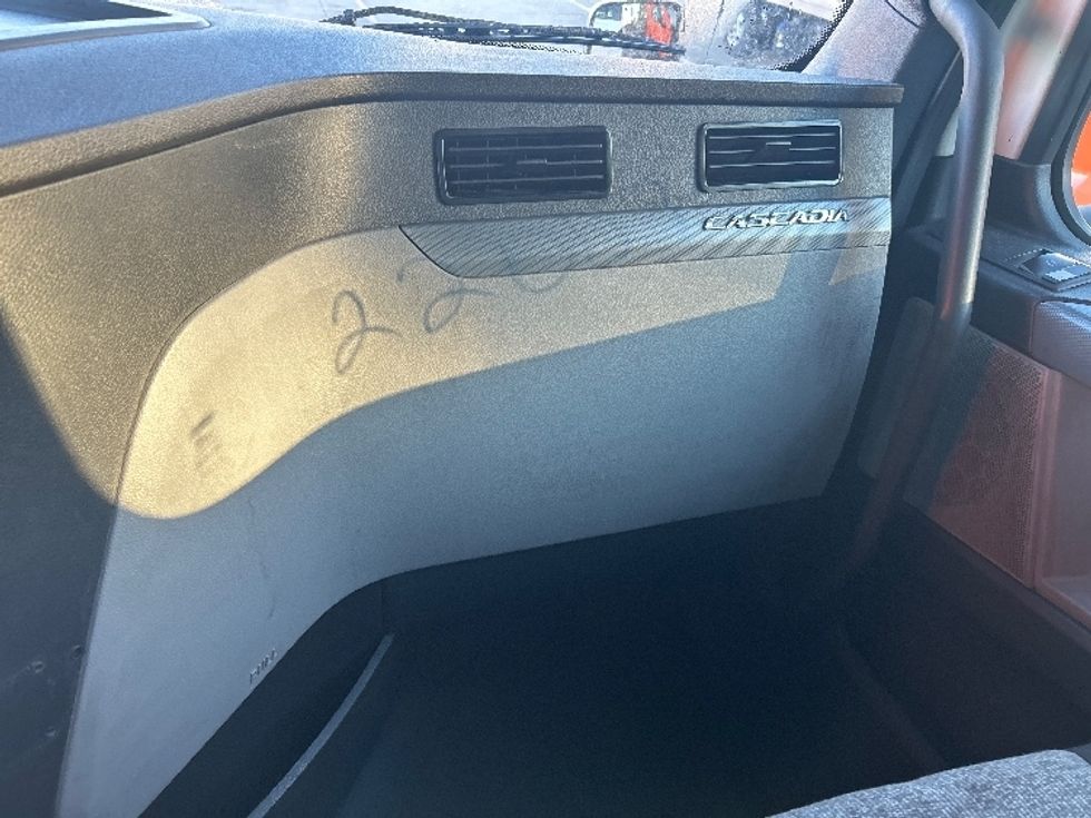 Day Cab Tractor-Heavy Duty Tractors-Freightliner-2021-T11664ST-Houston-TX-596,315\n\t\tmiles-$ 38,000 - Image 13