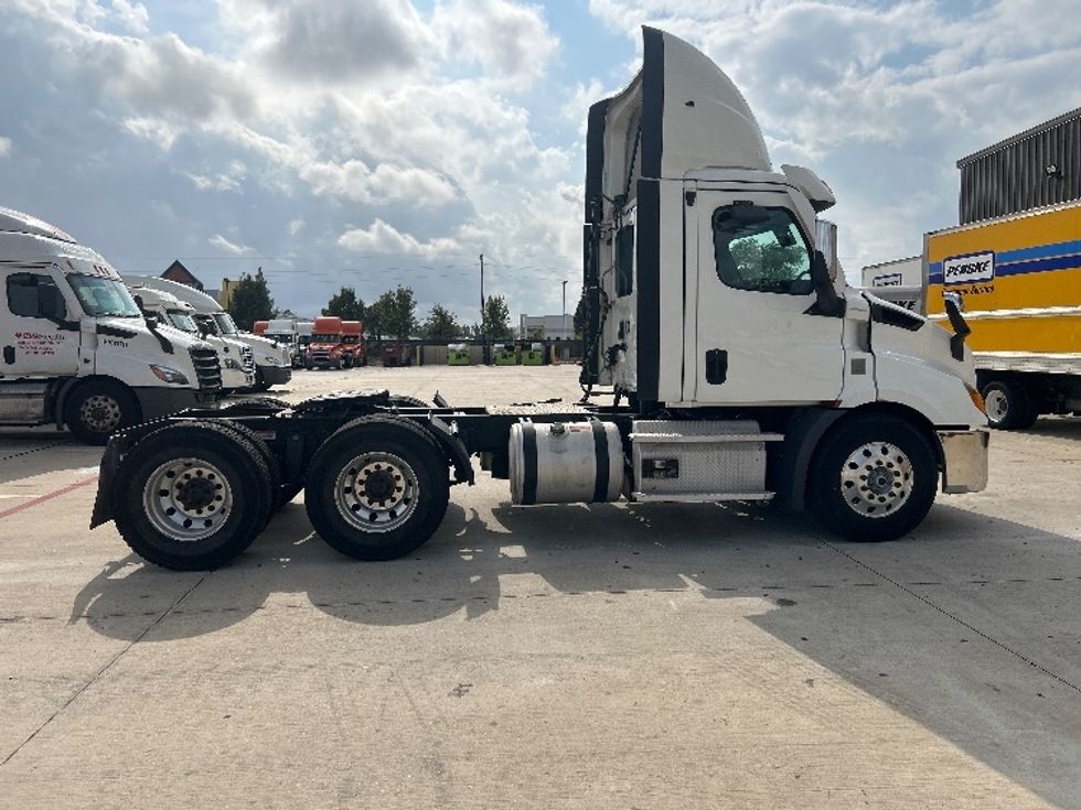 Day Cab Tractor-Heavy Duty Tractors-Freightliner-2021-T11664ST-Houston-TX-596,315\n\t\tmiles-$ 38,000 - Image 8