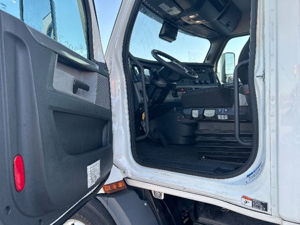 Day Cab Tractor-Heavy Duty Tractors-Freightliner-2021-T11664ST-Houston-TX-596,315\n\t\tmiles-$ 38,000 - Image 9