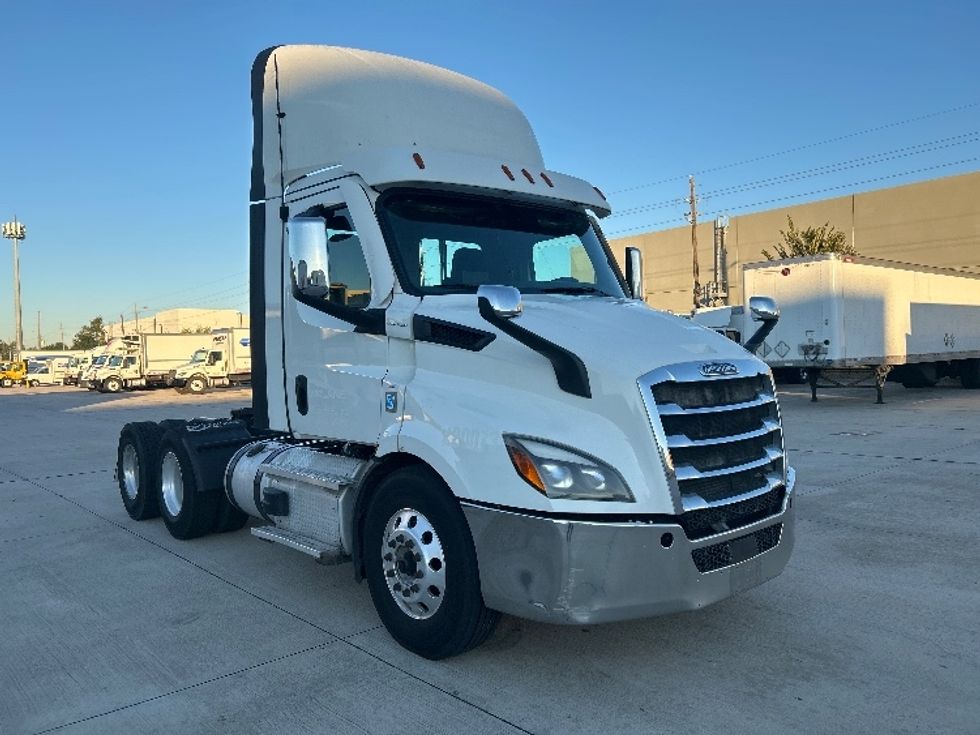Day Cab Tractor-Heavy Duty Tractors-Freightliner-2021-T11664ST-Houston-TX-637,535\n\t\tmiles-$ 29,750 - Image 1