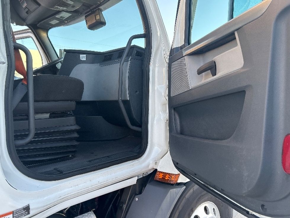 Day Cab Tractor-Heavy Duty Tractors-Freightliner-2021-T11664ST-Houston-TX-637,535\n\t\tmiles-$ 29,750 - Image 12