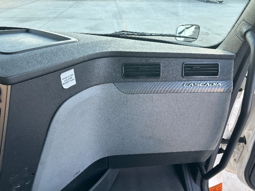 Day Cab Tractor-Heavy Duty Tractors-Freightliner-2021-T11664ST-Houston-TX-637,535\n\t\tmiles-$ 29,750 - Image 13