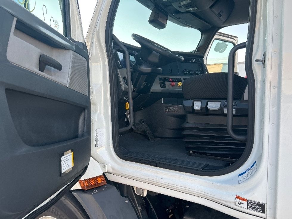 Day Cab Tractor-Heavy Duty Tractors-Freightliner-2021-T11664ST-Houston-TX-637,535\n\t\tmiles-$ 29,750 - Image 9