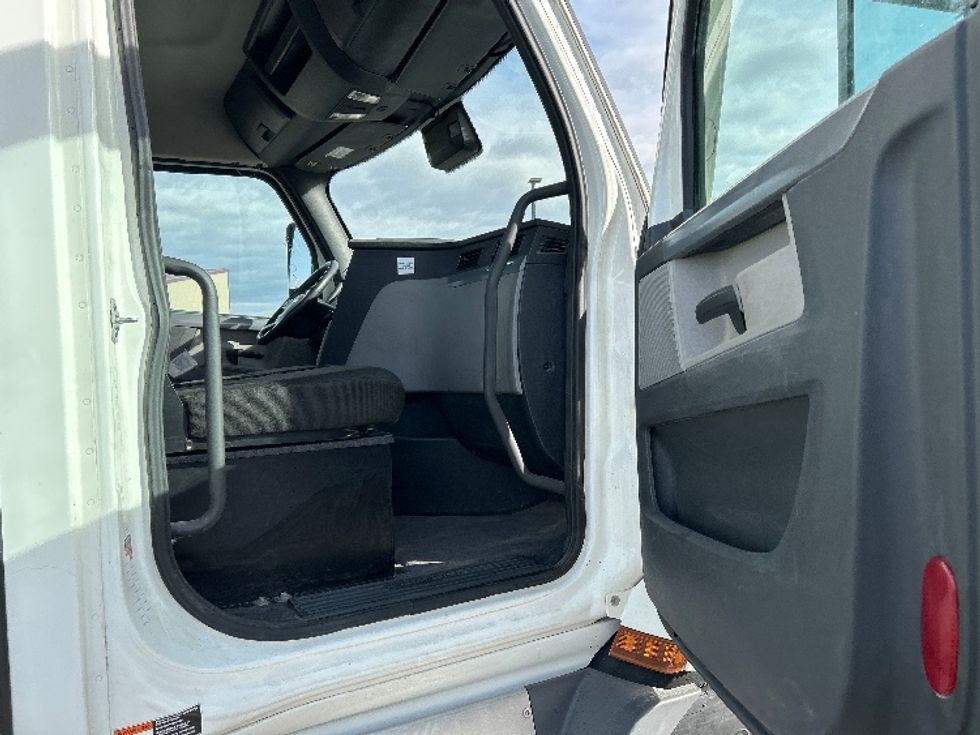 Day Cab Tractor-Heavy Duty Tractors-Freightliner-2021-T11664ST-Idaho Falls-ID-370,781\n\t\tmiles-$ 62,250 - Image 12