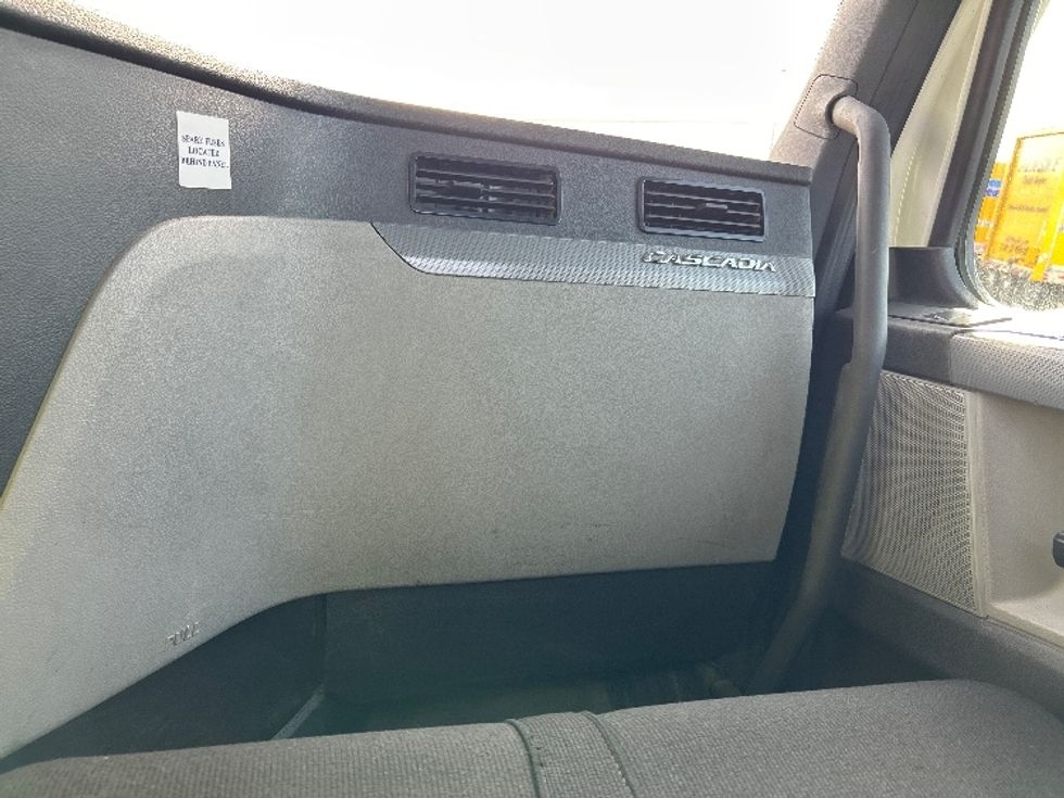 Day Cab Tractor-Heavy Duty Tractors-Freightliner-2021-T11664ST-Idaho Falls-ID-370,781\n\t\tmiles-$ 62,250 - Image 13