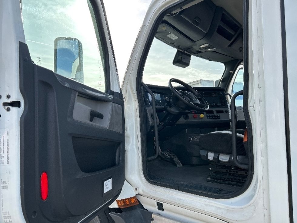 Day Cab Tractor-Heavy Duty Tractors-Freightliner-2021-T11664ST-Idaho Falls-ID-370,781\n\t\tmiles-$ 62,250 - Image 9