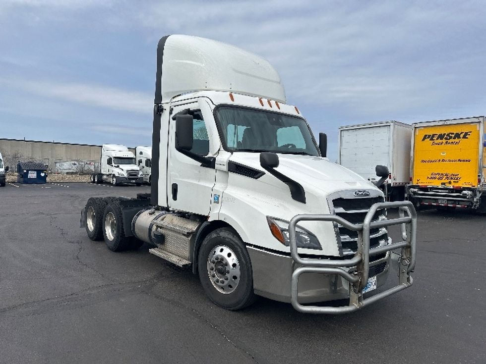 Day Cab Tractor-Heavy Duty Tractors-Freightliner-2021-T11664ST-Indianapolis-IN-740,555\n\t\tmiles-$ 26,750 - Image 1