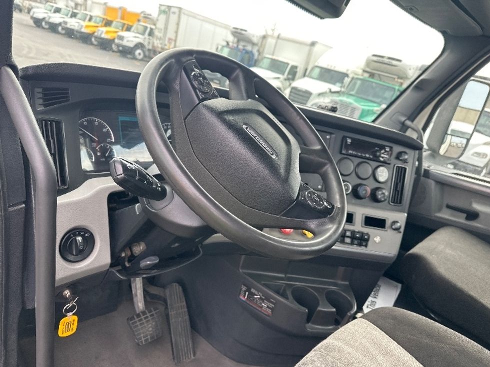 Day Cab Tractor-Heavy Duty Tractors-Freightliner-2021-T11664ST-Indianapolis-IN-740,555\n\t\tmiles-$ 26,750 - Image 10