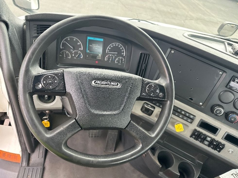 Day Cab Tractor-Heavy Duty Tractors-Freightliner-2021-T11664ST-Indianapolis-IN-740,555\n\t\tmiles-$ 26,750 - Image 11