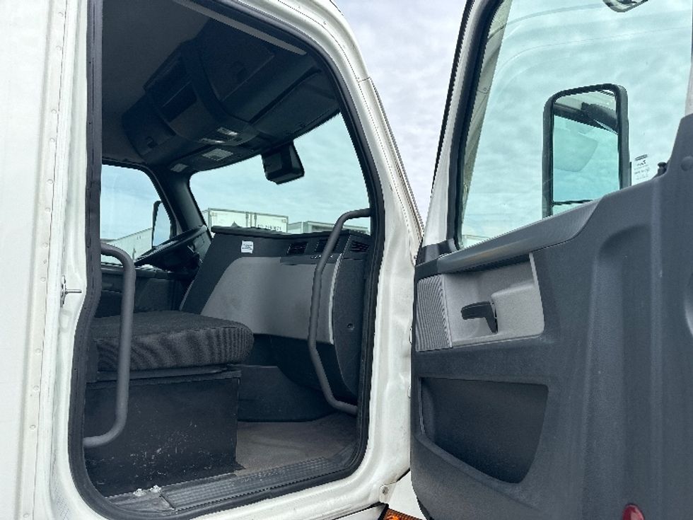 Day Cab Tractor-Heavy Duty Tractors-Freightliner-2021-T11664ST-Indianapolis-IN-740,555\n\t\tmiles-$ 26,750 - Image 12