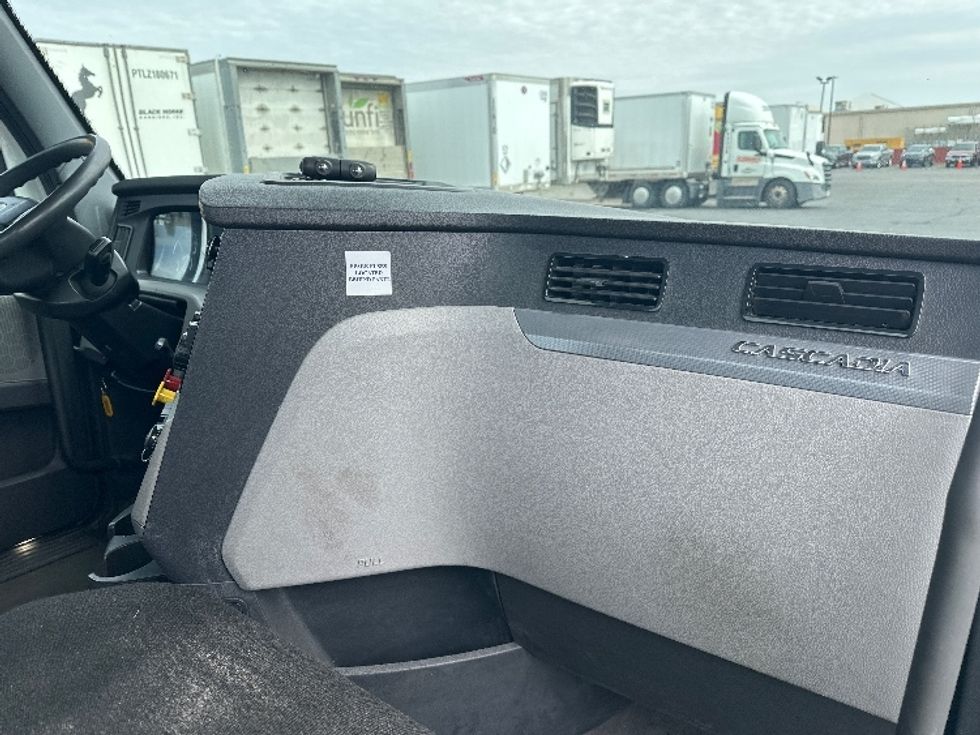 Day Cab Tractor-Heavy Duty Tractors-Freightliner-2021-T11664ST-Indianapolis-IN-740,555\n\t\tmiles-$ 26,750 - Image 13