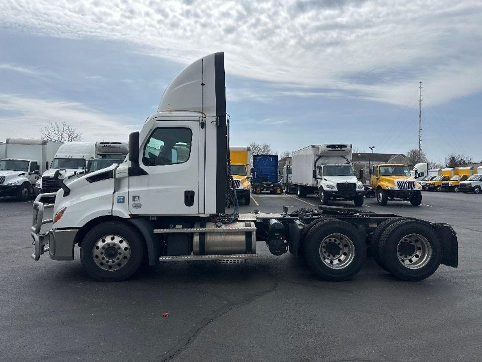 Day Cab Tractor-Heavy Duty Tractors-Freightliner-2021-T11664ST-Indianapolis-IN-740,555\n\t\tmiles-$ 26,750 - Image 4