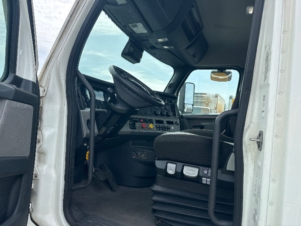 Day Cab Tractor-Heavy Duty Tractors-Freightliner-2021-T11664ST-Indianapolis-IN-740,555\n\t\tmiles-$ 26,750 - Image 9