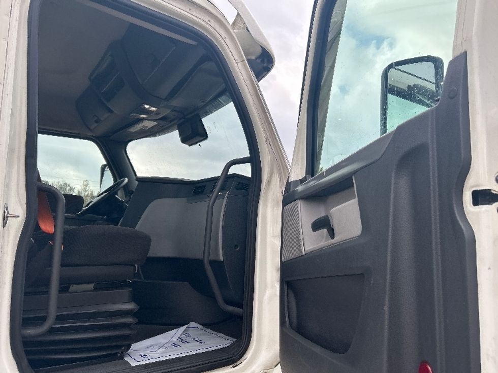 Day Cab Tractor-Heavy Duty Tractors-Freightliner-2021-T11664ST-Jackson-MS-600,640\n\t\tmiles-$ 36,500 - Image 12