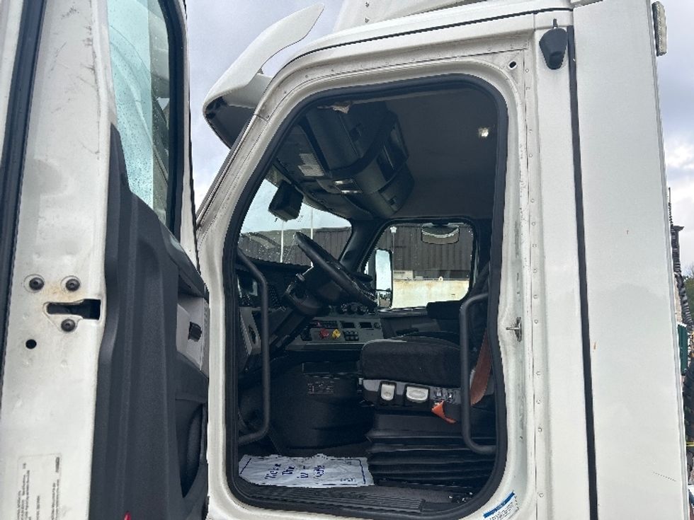 Day Cab Tractor-Heavy Duty Tractors-Freightliner-2021-T11664ST-Jackson-MS-600,640\n\t\tmiles-$ 36,500 - Image 9