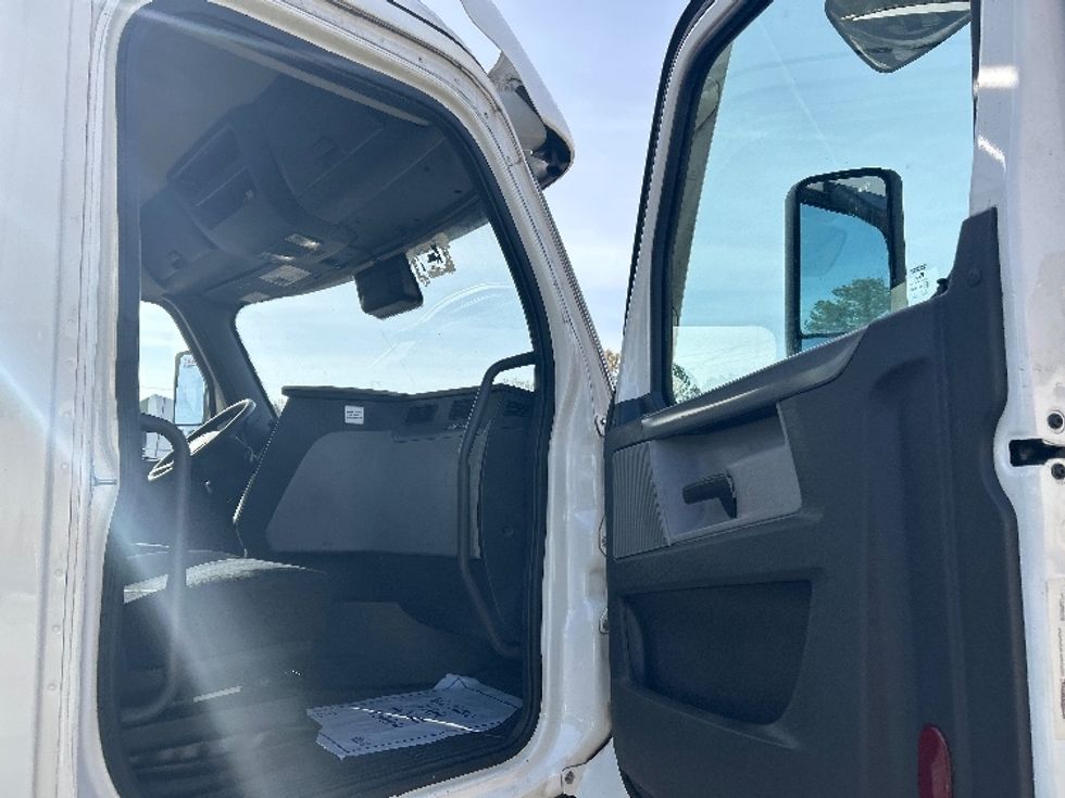 Day Cab Tractor-Heavy Duty Tractors-Freightliner-2021-T11664ST-Jackson-MS-690,800\n\t\tmiles-$ 28,750 - Image 12