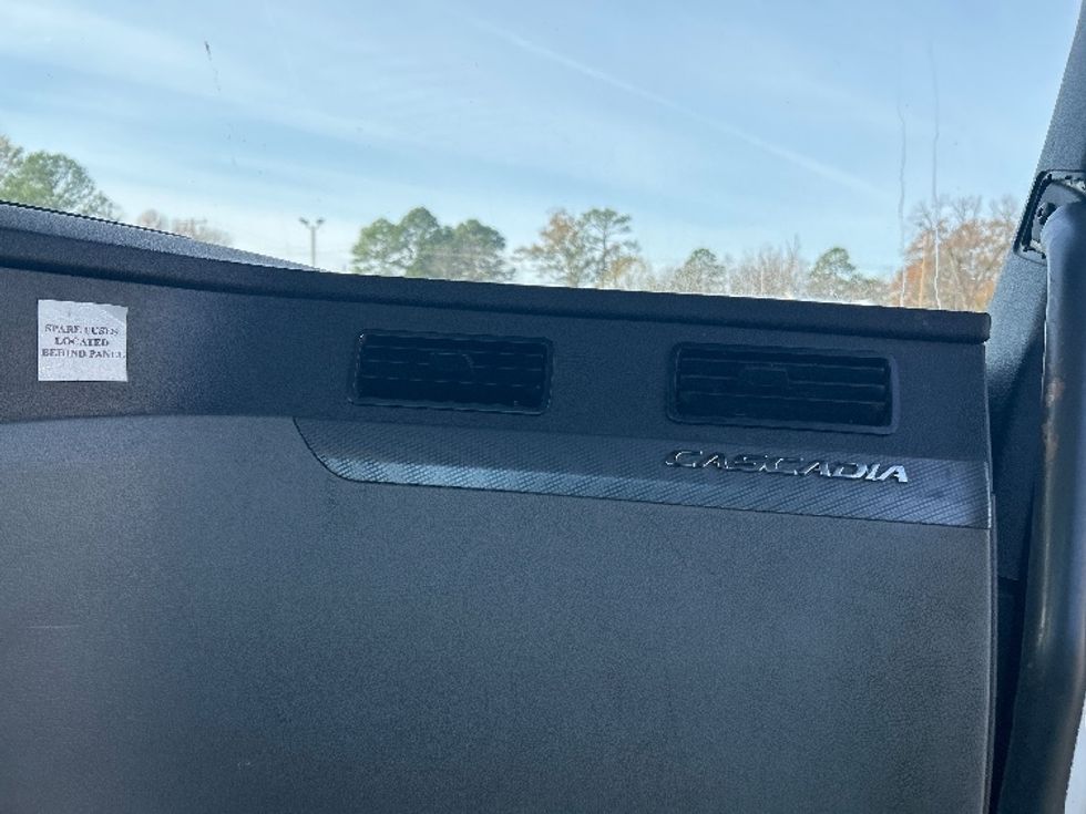 Day Cab Tractor-Heavy Duty Tractors-Freightliner-2021-T11664ST-Jackson-MS-690,800\n\t\tmiles-$ 28,750 - Image 13