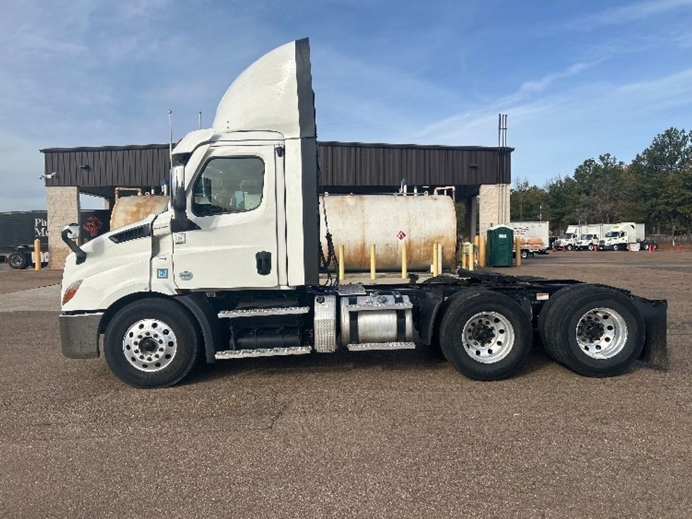 Day Cab Tractor-Heavy Duty Tractors-Freightliner-2021-T11664ST-Jackson-MS-690,800\n\t\tmiles-$ 28,750 - Image 4